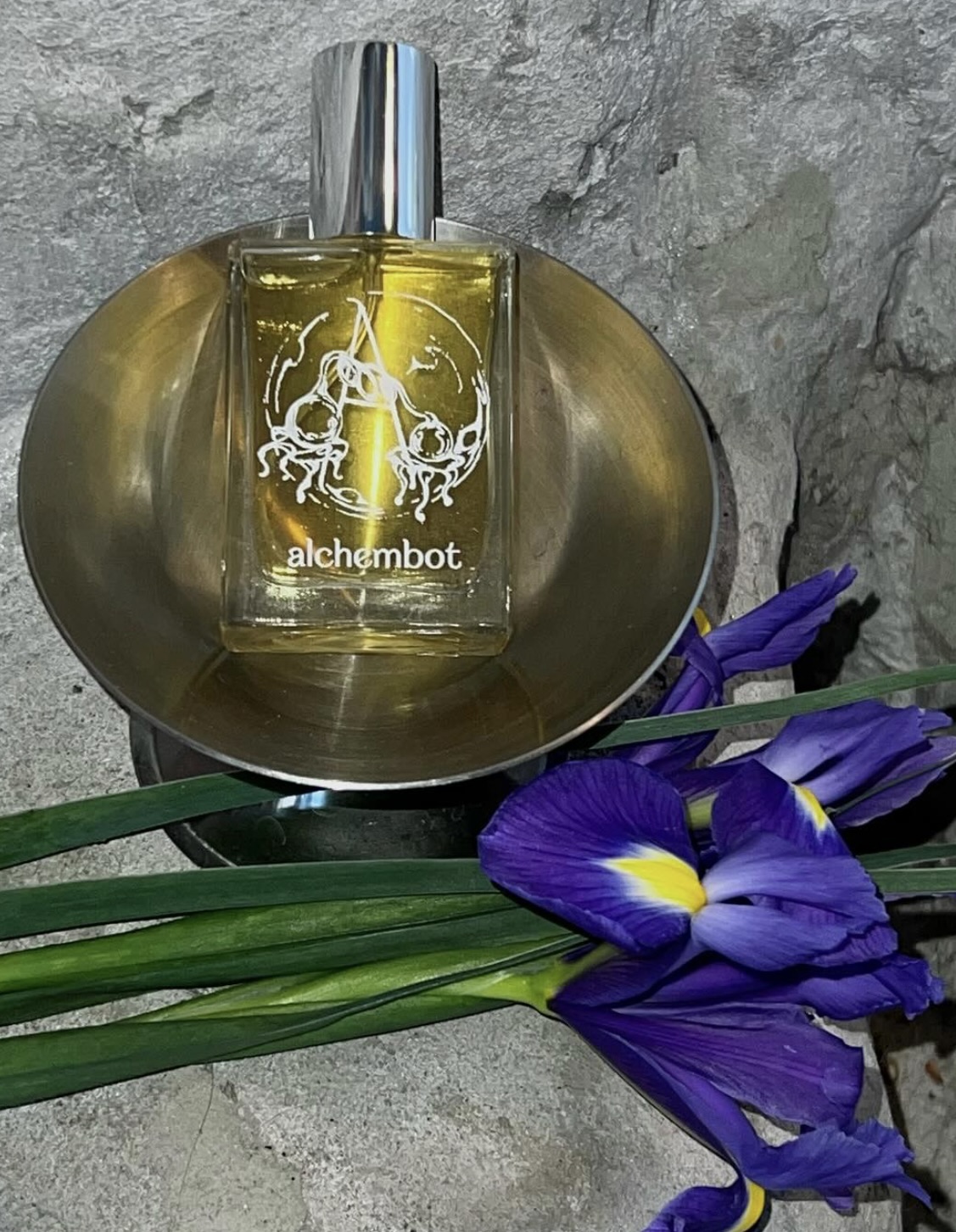 Gorzka pomarańcza, rozmaryn, liść kaffiru, nuty deszczowe, paliwo, krew