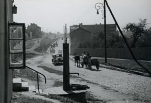 Nieistniejące zabudowania przy ulicy Spornej, na pierwszym planie ul. Sporna 33. Widok na południową stronę ulicy. Źródło: APŁ