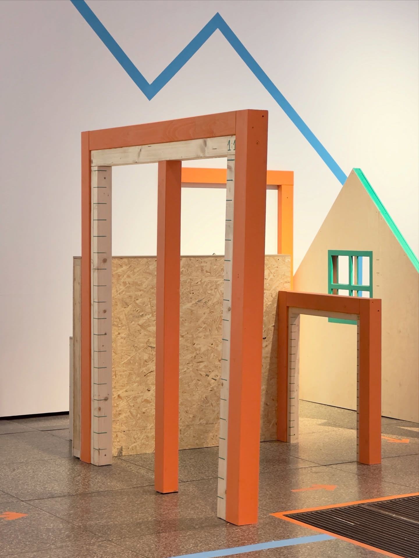 W&nbsp;przestrzeni wystawy znajdziecie qr kody odsyłające do&nbsp;audiodeskrypcji, takich jak ta: 