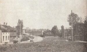 Widok na północną stronę ul. Spornej. Po prawej budynek pod nr 31, lata 60. XX w. Źródło E. A. Jarzyński Tajemnice starych kamienic, Wydawnictwo Łódzkie, Łódź 1972.