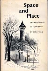 Yi-Fu Tuan „Space and Place: The Perspective of Experience”, wyd. University of Minnesota Press, Minneapolis, Minnesota, 1979. Źródło: AbeBooks