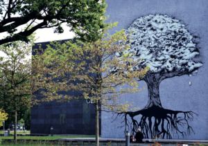 Centrum Dialogu im. Marka Edelmana, mural upamiętniający Chawę Rosenfarb „Drzewo życia”  autorstwa Aleksandry Ignasiak. Fot. Bogdan Jankowski