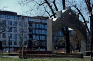 Jedna z bram w zrewitalizowanym Parku Śledzia, widok na ulicę Ogrodową. Fot. Bogdan Jankowski