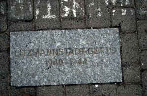 Jedna ze stu granitowych płyt wkomponowanych w chodniki Bałut, służące trwałemu zaznaczeniu granic getta. Pomysłodawcą projektu był Wiktor Skok. Fot. Bogdan Jankowski