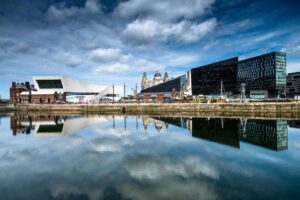 Liverpool, widok na nowoczesne budynki ingerujące w krajobraz zabytkowych doków. Źródło: University of Liverpool