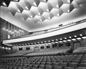 Wnętrze widowni Teatru Wielkiego w Łodzi, projekt: Józef Korski, Witold Korski, Roman Szymborski, 1967 . Fot. Archiwum rodziny Korskich
