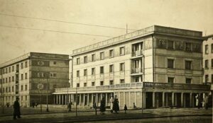 Bloki przy Podrzecznej widziane od Nowomiejskiej, lata 50. XX w. Źródło: Fotopolska.eu