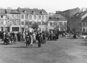 Rynek Starego Miasta, wschodnia pierzeja, lata 30. XX w. Fot. Włodzimierz Pfeiffer. Źródło: Archiwum Państwowe w Łodzi