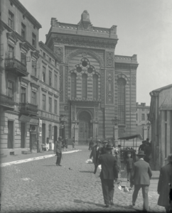 Fasada synagogi Alte Szil, widok od ulicy Wolborskiej. Fot. Włodzimierz Pfeiffer, 1927-1939. Źródło: Archiwum Państwowe w Łodzi
