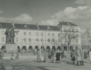 Pomnik Juliana Marchlewskiego, lata 50. XX w. Fot. Ignacy Płażewski. Źródło: Muzeum Miasta Łodzi 