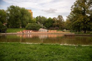 Park Staromiejski (Śledzia). Widok na staw i murki nawiązujące do pierzei kamienic, które znajdowały się w ich miejscu. Fot. Ada Świerżewska