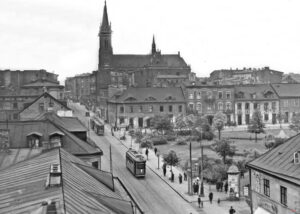 Północno-zachodni narożnik Starego Rynku. Widoczny kościół Wniebowzięcia Najświętszej Maryi Panny, lata 30. XX w. Fot. Włodzimierz Pfeiffer. Źródło: Archiwum Państwowe w Łodzi